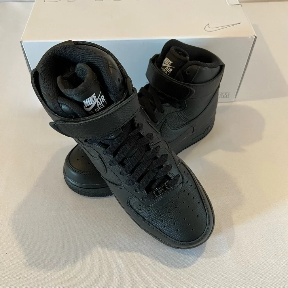 NIB Nike Air Force 1, Black, W Size 9 - Picture 2 of 8